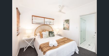 FURNHISED THREE BEDROOMS - LOCK UP GARAGE - RESORT LIVING - Photo 4