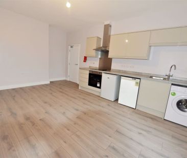 2 bedroom Flat in Springwood Road Flat 10, Leeds - Photo 1