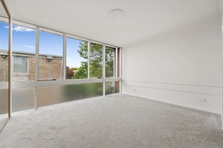 Sun-Filled Modern Townhouse with Stone Kitchen and Private Courtyard in Prime Camberwell Location - Photo 3