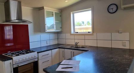 Cute, Cosy & Close to Town - Photo 2