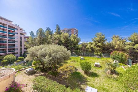 Location Appartement 5 pièces 102m² MARSEILLE 6ème - Photo 4