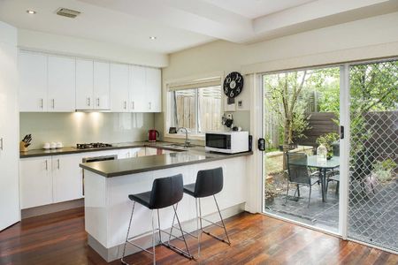 Location & Sophistication - Photo 3