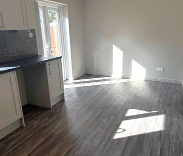 2 bedroom end of terrace house to rent - Photo 5