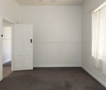 Low-Maintenance, three bedroom home - Photo 6