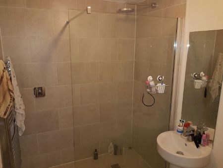 1 bedroom in a house share to rent - Photo 5