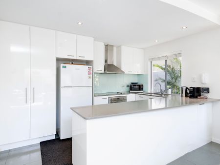 Light, Bright & Contemporary - Stylish Noosa Townhouse - Photo 4