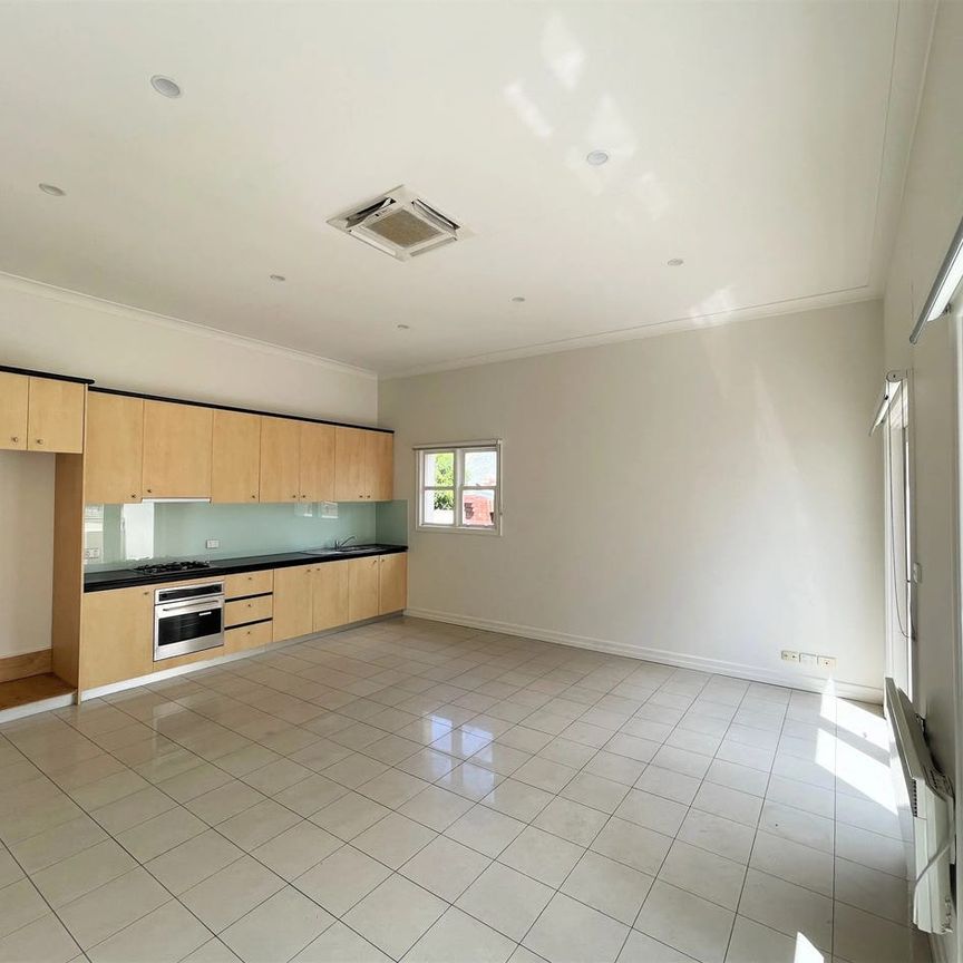 PERFECT POSITIONED WITH COMFORT AND CONVENIENCE. - Photo 1