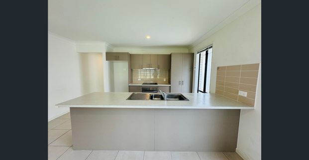 4 Bedroom Modern Home in Hillcrest, Available Now! - Photo 1