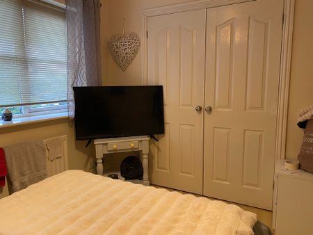 A two bedroom mid-terrace property with two double bedrooms, garage and parking, Aylesbury. Viewing a must! - Photo 4