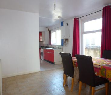 4 bedroom end of terrace house to rent - Photo 6