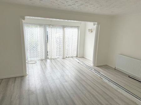 Navarre Gardens, Romford, RM5 2HH - Photo 2