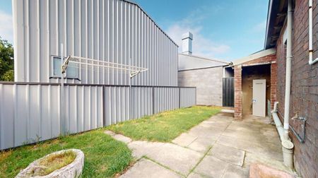 Charming 2 Bedroom Home in a Convenient Location - Photo 3