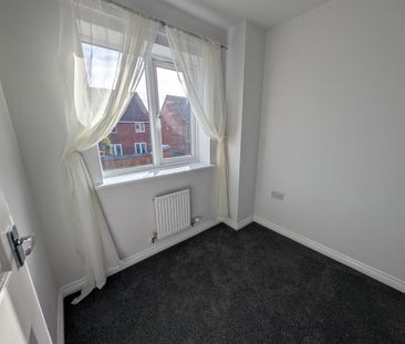 4 bedroom semi-detached house to rent - Photo 4