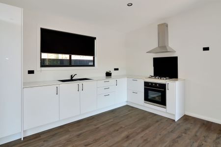 Spacious Two Bedroom Flat - Photo 3