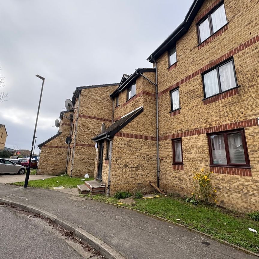 Studio Flat, Martin Close, N9 - Photo 1