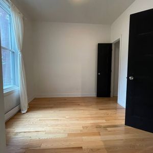 Ville-Marie - 4 1/2 Avec Parking + Cour - Photo 2