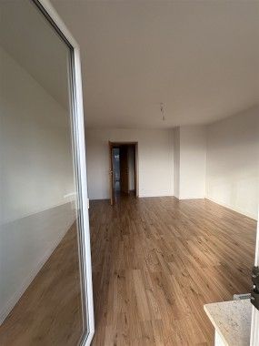 Sonnige, modernisierte 3-Zimmer-Wohnung mit tollem Weitblick und Bad mit Fenster! - Photo 2