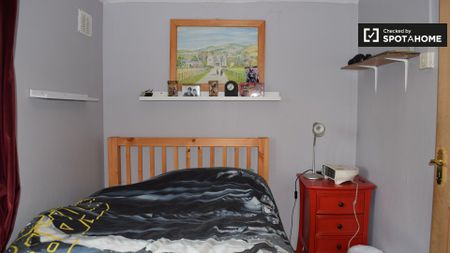 Bright room to rent in 2-bedroom flat in Crumlin, Dublin - Photo 5