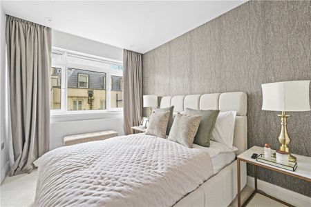 A smart and spacious three bedroom flat on the first floor of this well run portered building with favoured south facing views over Gloucester Square itself. EPC rating: B | Council Tax Band H - Photo 4