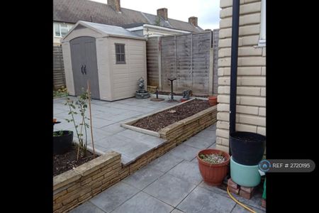 3 bedroom terraced house to rent - Photo 2