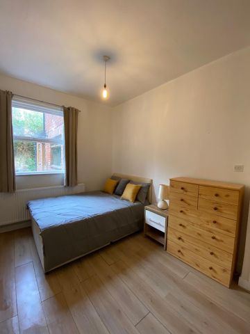 1 Bed Flat, Noel Street, NG7 - Photo 2