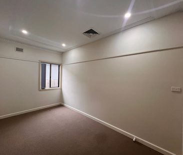 SPACIOUS FAMILY LIVING IN PRIME LOCATION - Photo 2