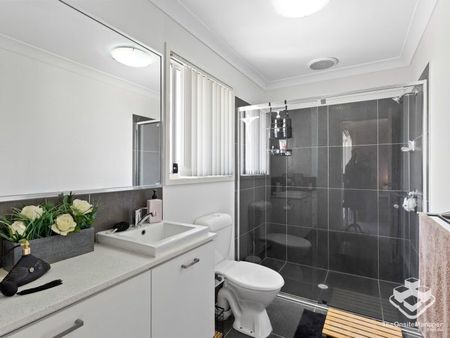 Break Lease: 3 bedroom townhouse - Photo 4