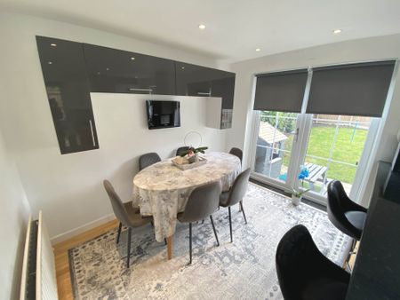 Price £2,595 pcm - Available 17/07/2026 - Part Furnished - Photo 4