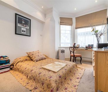 3 bedroom in South Kensington - Photo 1