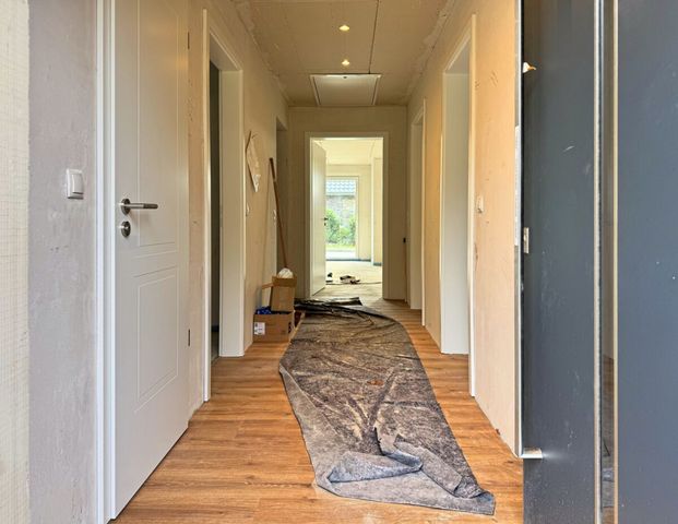 Erstbezug: Moderne Bungalowhälfte mit Einbauküche & Carport in ruhiger Siedlungslage von Wiesmoor - Foto 1