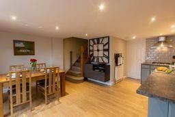 2 bedroom mews to rent - Photo 3