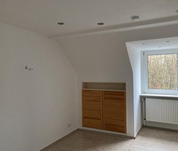 freundliche helle DG Wohnung - Foto 1