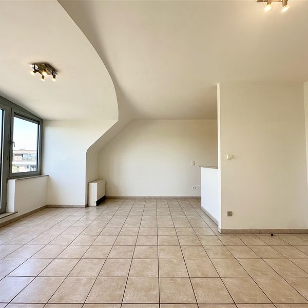 Te huur, instapklaar appartement met terras en garagebox in centrum van Deinze! - Photo 1