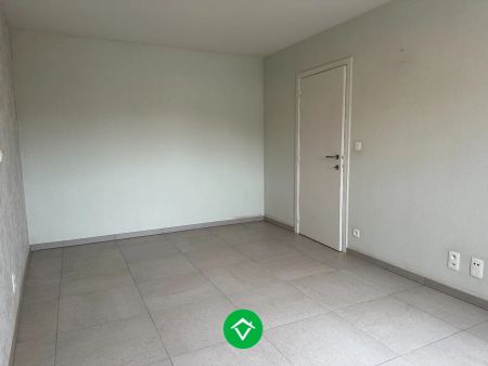 Charmant 2-slaapkamerappartement met garage en extra berging aan markt Kortemark - Photo 2