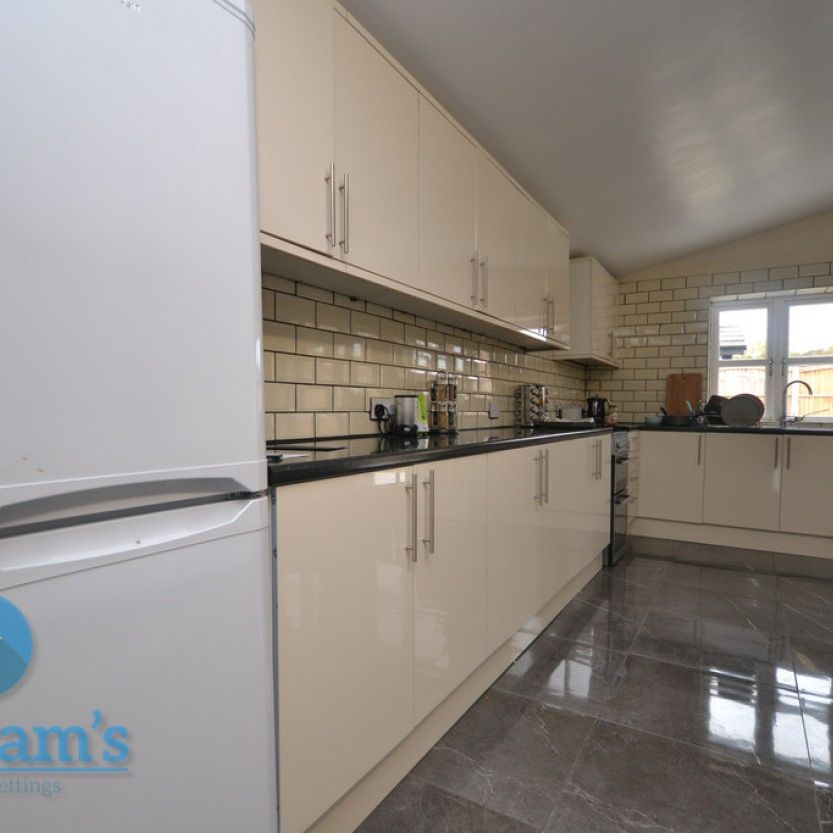 4 bed Detached House for Rent - Photo 1