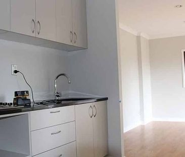 Well-Maintained 2-Bedroom Ground-Floor Flat - Photo 2