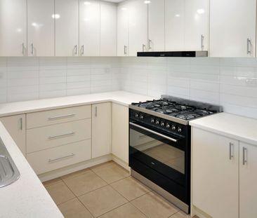 IDEAL FAMILY HOME - Modern Interior with AMPLE Parking!!! - Photo 2