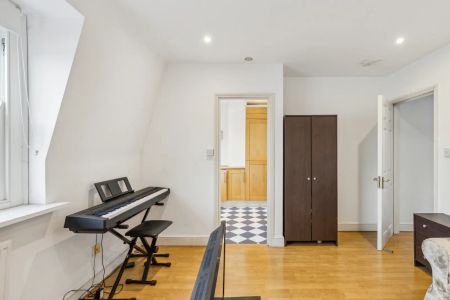 2 bedroom flat in London - Photo 3