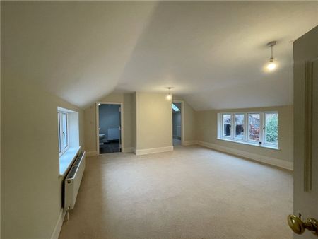 Beautifully renovated four-bed semi-detached home. Located just outside Sutton-upon-Derwent and 8 miles from York Large garden and off-street parking. Master bedroom with en-suite and three additional spacious bedrooms. - Photo 4