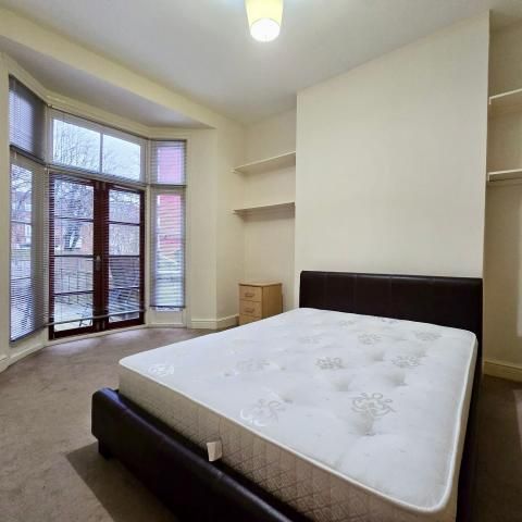 2 Bedroom, 2 bath, 1 reception Flat - Photo 1