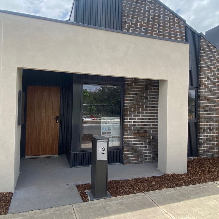 Brand New Family Home in WOLLERT! - Photo 1