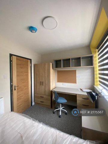 1 bedroom in a house share to rent - Photo 3