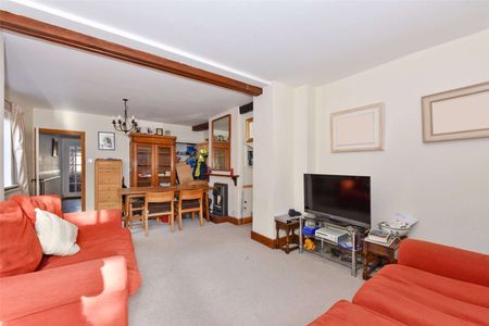 A spacious three bedroom end of terrace cottage, located in Cookham village with off street parking. - Photo 3