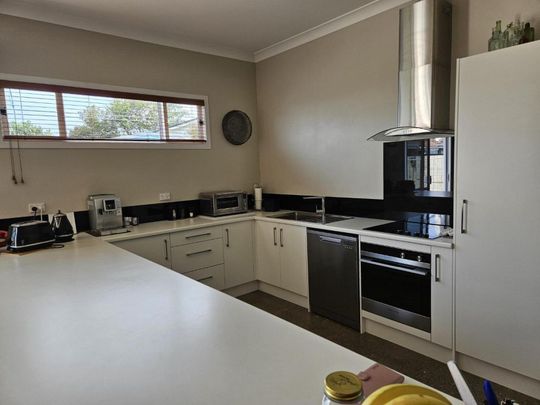 Fully furnished 2 bedroom in Hawera - Photo 1