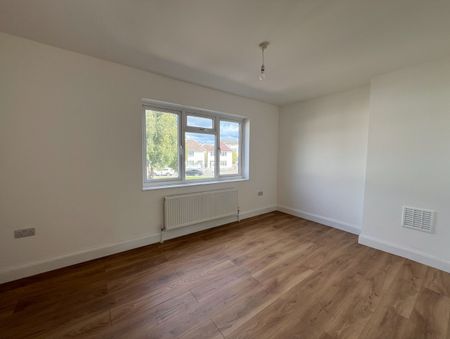 3 Bed Terraced House, New Close, SW19 - Photo 3