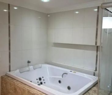 Casa com 4 quartos e 299m² para alugar em Vila Valparaíso, Santo An... - Photo 1