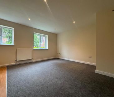 2 bedroom coach house to rent - Photo 2