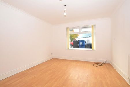 3 bedroom House To Let - Photo 2