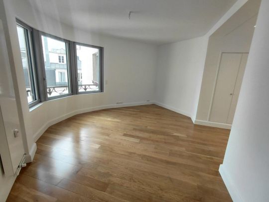 location Appartement T3 DE 73.7m² À PARIS - Photo 1