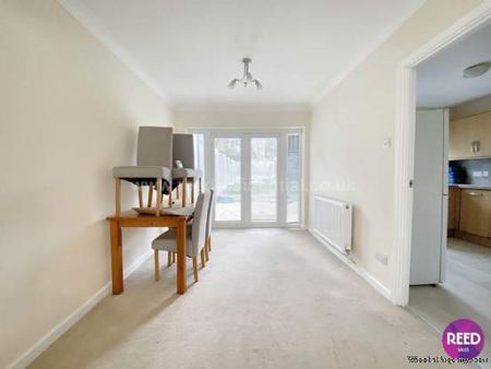 3 bedroom property to rent in Leigh On Sea - Photo 3